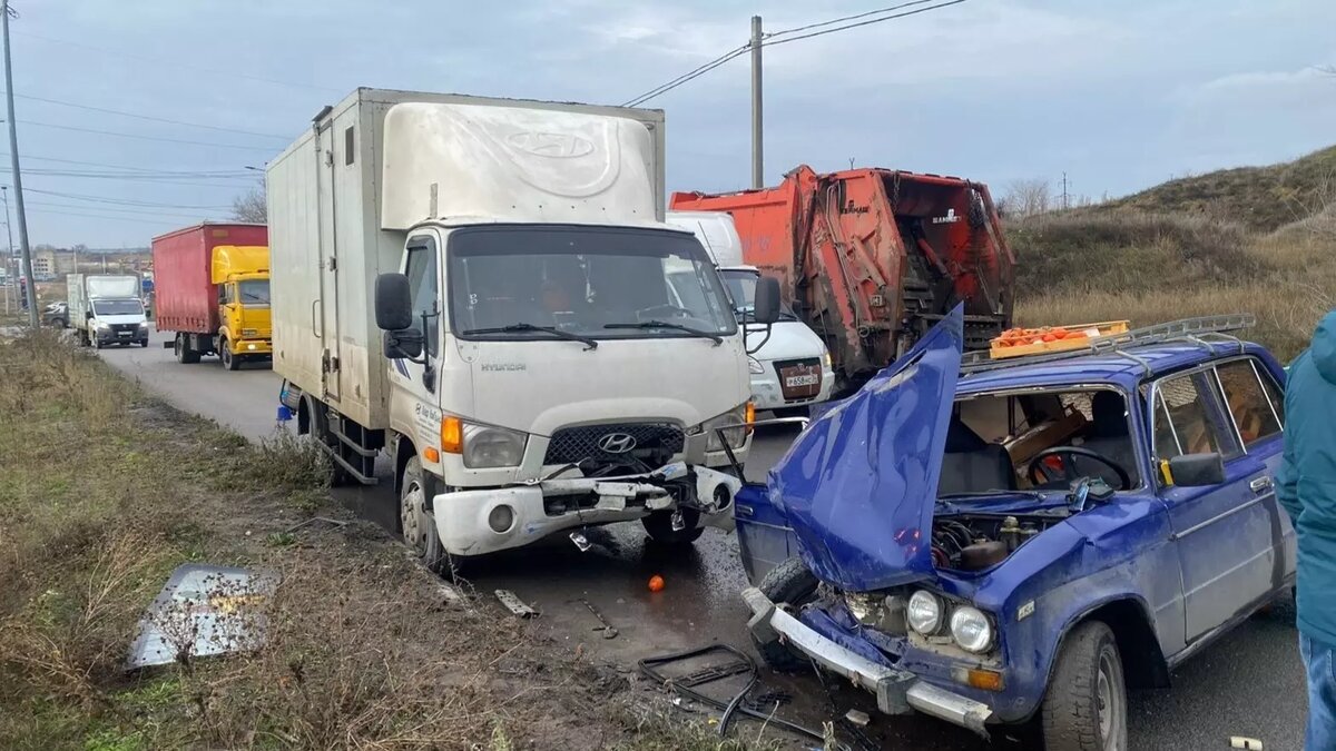     Грузовики раздавили легковушку с людьми в Волгограде, сообщает региональная служба скорой медицинской помощи.