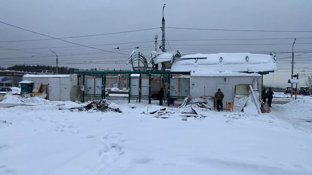     В Ижевске рабочие демонтируют остановку общественного транспорта «Администрация Индустриального района».