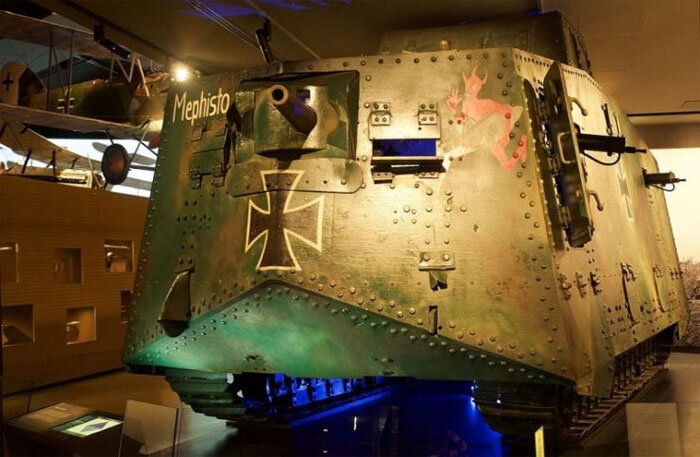 Передняя броня и основное орудие танка A7V Mephisto.