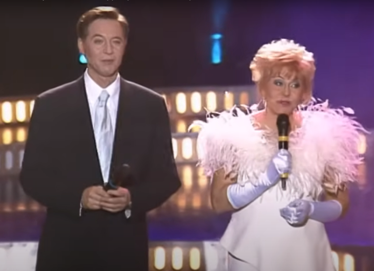 Евгений Меньшов и Ангелина Вовк приветствуют зрителей фестиваля "Песня-98". 