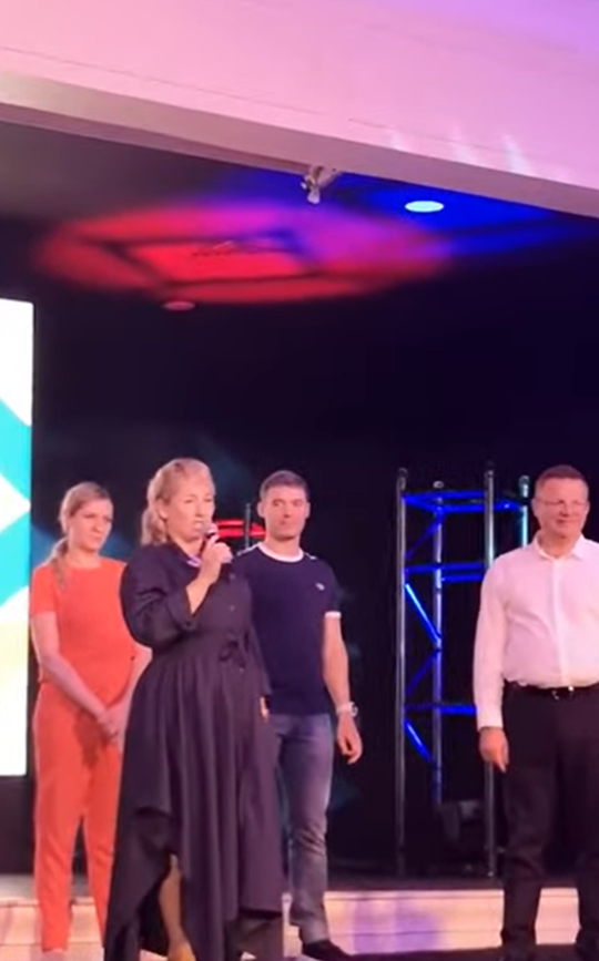 Качество не очень, но Светлану (в черном платье) увидеть можно