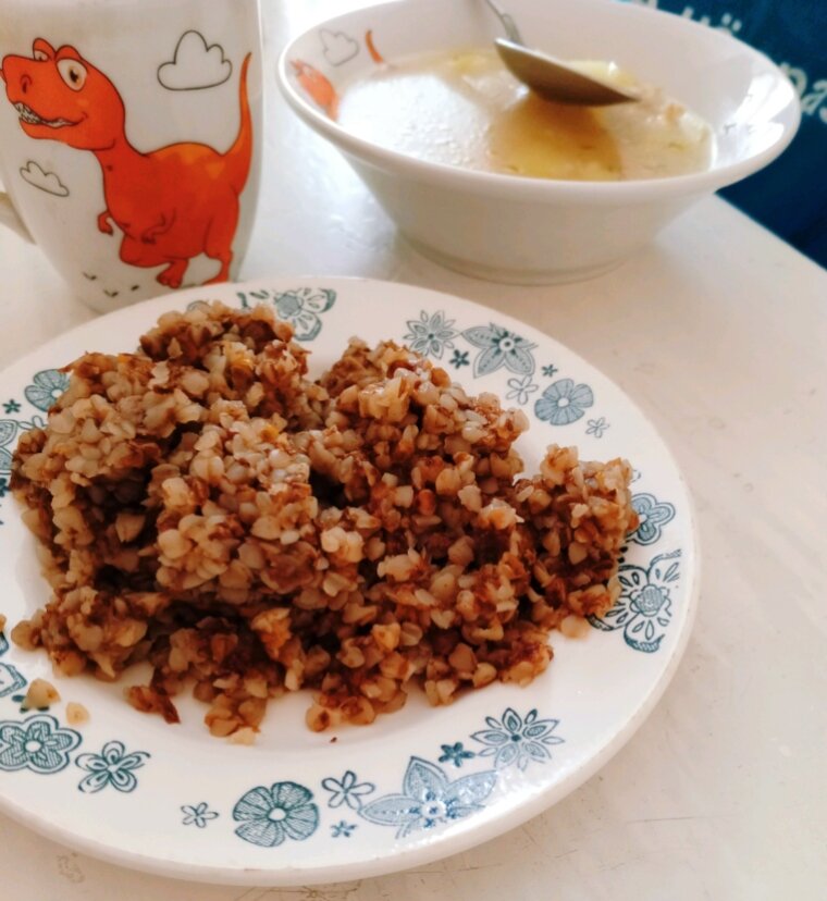 Меня в больнице не кормят, мне привозят еду, но особо есть не хочется, честно говоря (всегда так, когда нервничаю - не ем практически), но это не беда, я не голодаю, фрукты у нас есть, печеньки, булочки, конфеты - всего нам привезли 