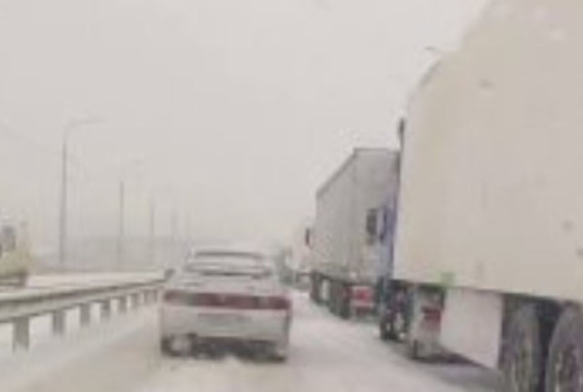    На объездной дороге Курска образовалась пробка из-за снегопада