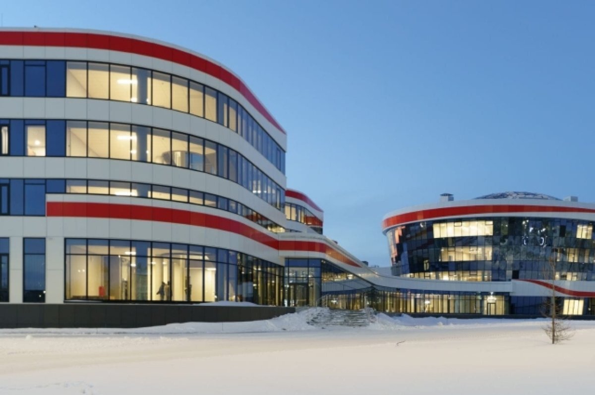    Для комфортного обучения студентов в комплексе предусмотрены высокотехнологичные учебные, лабораторные, спортивные и общественные корпуса, а также амфитеатр-трансформер.