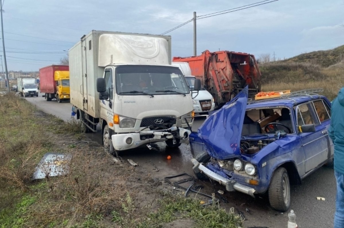    Шестерку с хурмой на крыше раздавили грузовики в Волгограде