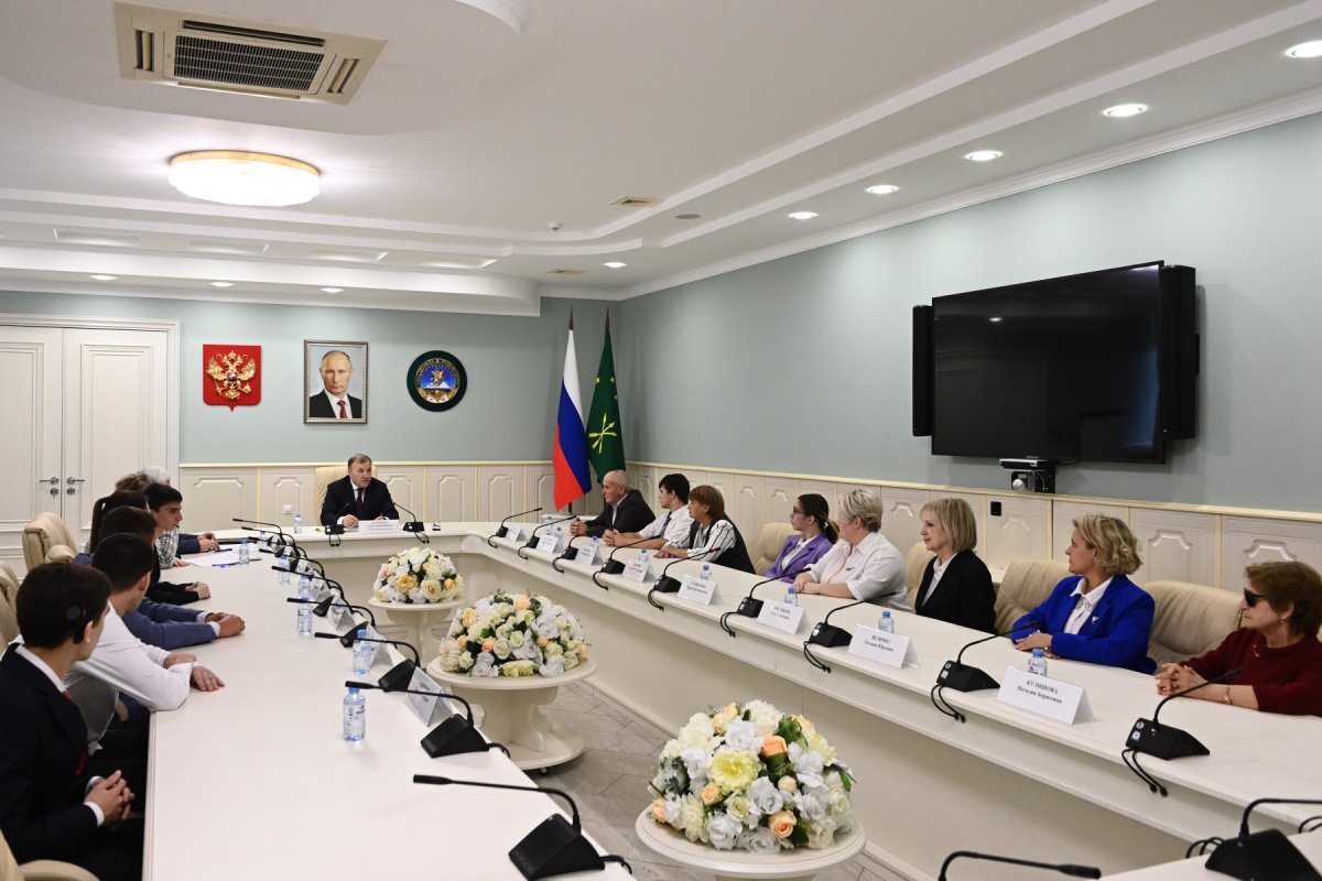    Глава РА вручил именные премии и дипломы победителям конкурса для лиц с ОВЗ