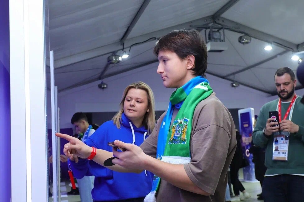    Югорчанин стал стотысячным посетителем экспозиции платформы «Россия — страна возможностей»