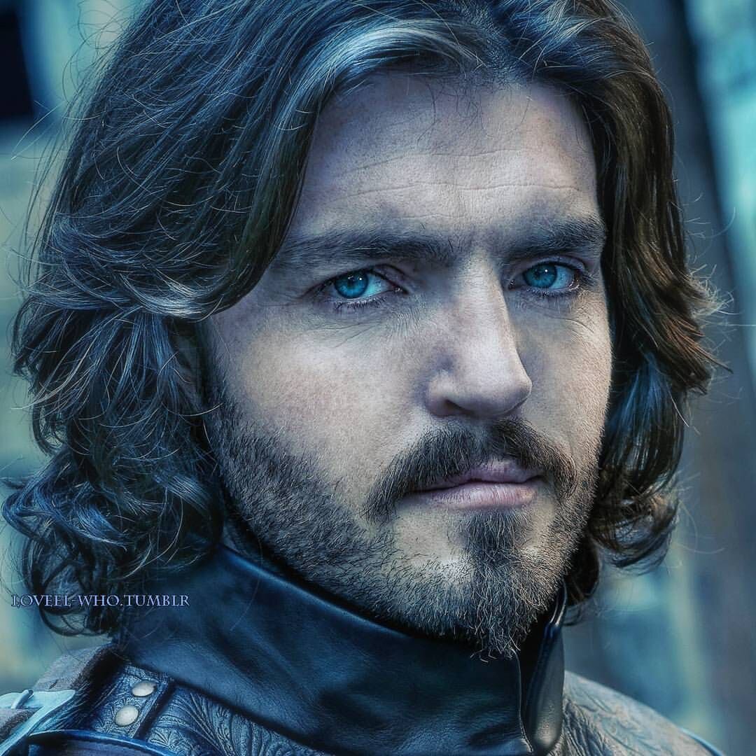 Том Берк в роли Атоса