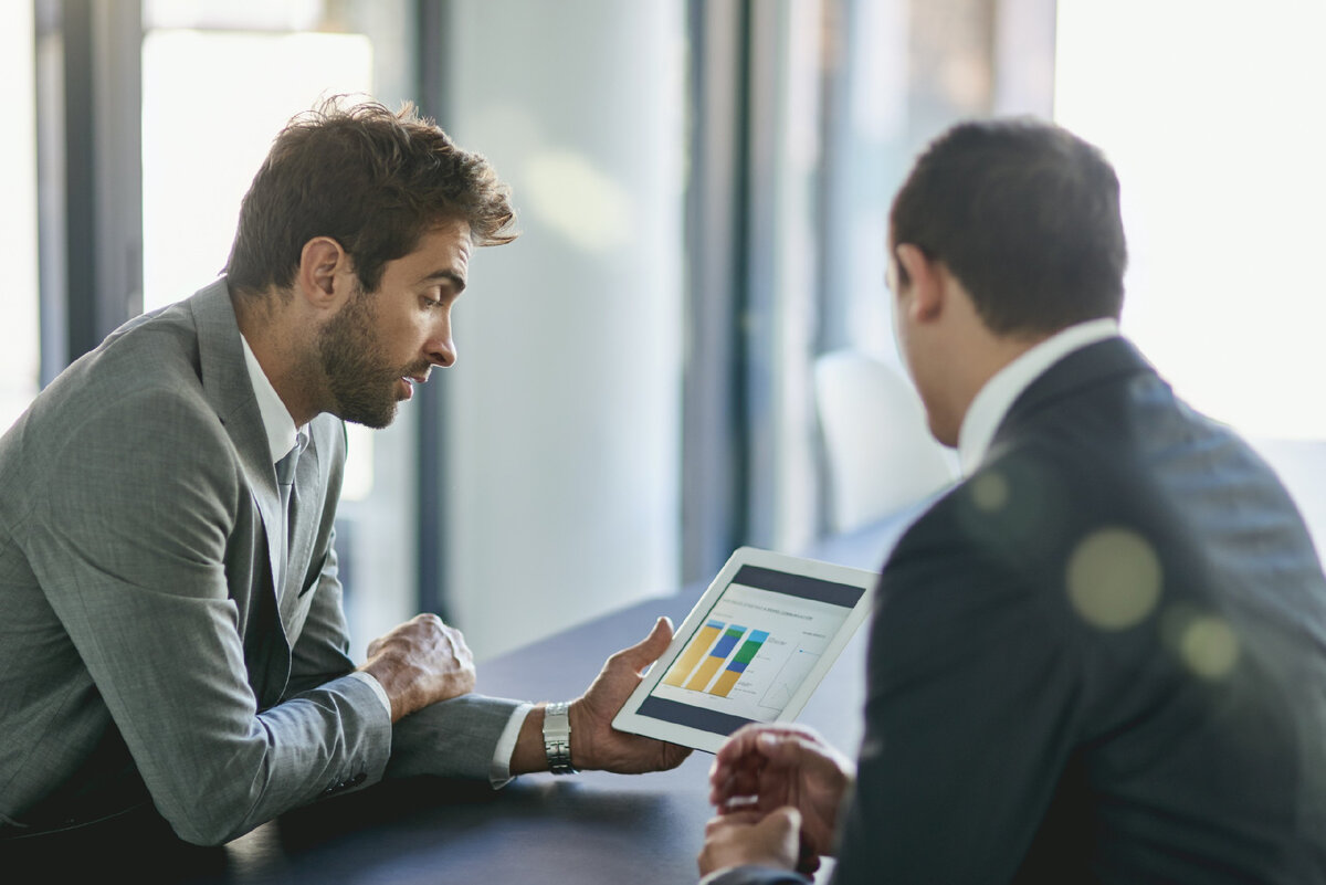 Инвестировать на фондовом рынке. Бизнесмен инвестор. Переговоры с клиентом. Иностранный бизнесмен. Компания работает инвестором.