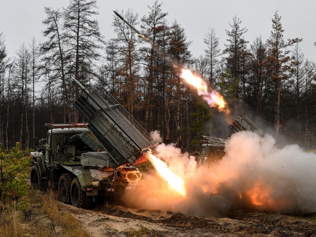    РСЗО БМ-21 "Град" гвардейского мотострелкового полка ЦВО ведут огонь по позициям ВСУ на Краснолиманском направлении спецоперации© РИА Новости / Станислав Красильников