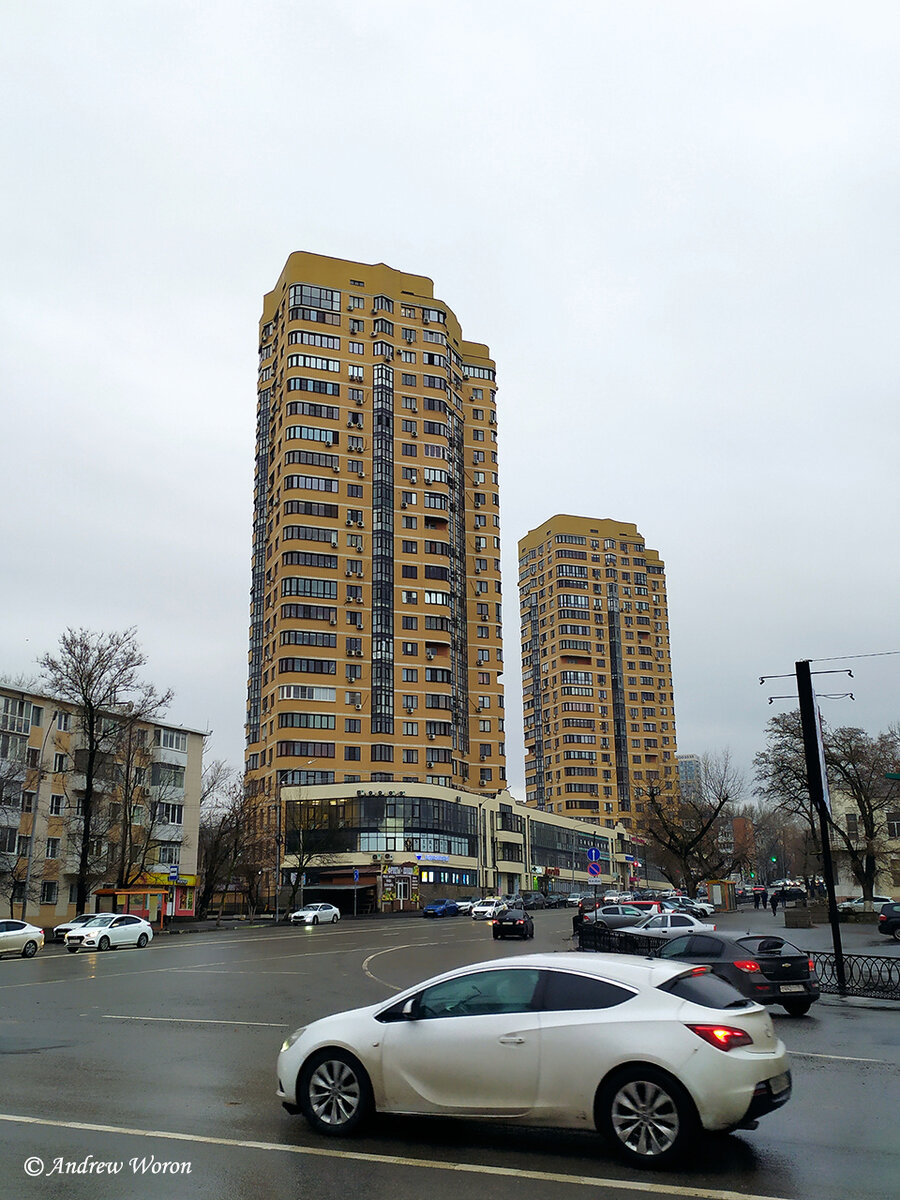ЖК Буденновский. Расположен в Рабочем городке на месте крытого рынка. Помню как мы посещали этот рынок – там были просто отличные магазины с овощами и фруктами, рыбные ряды и сектор с одеждой. Теперь на первом этаже комплекса, между «свечками», сделано нечто подобное