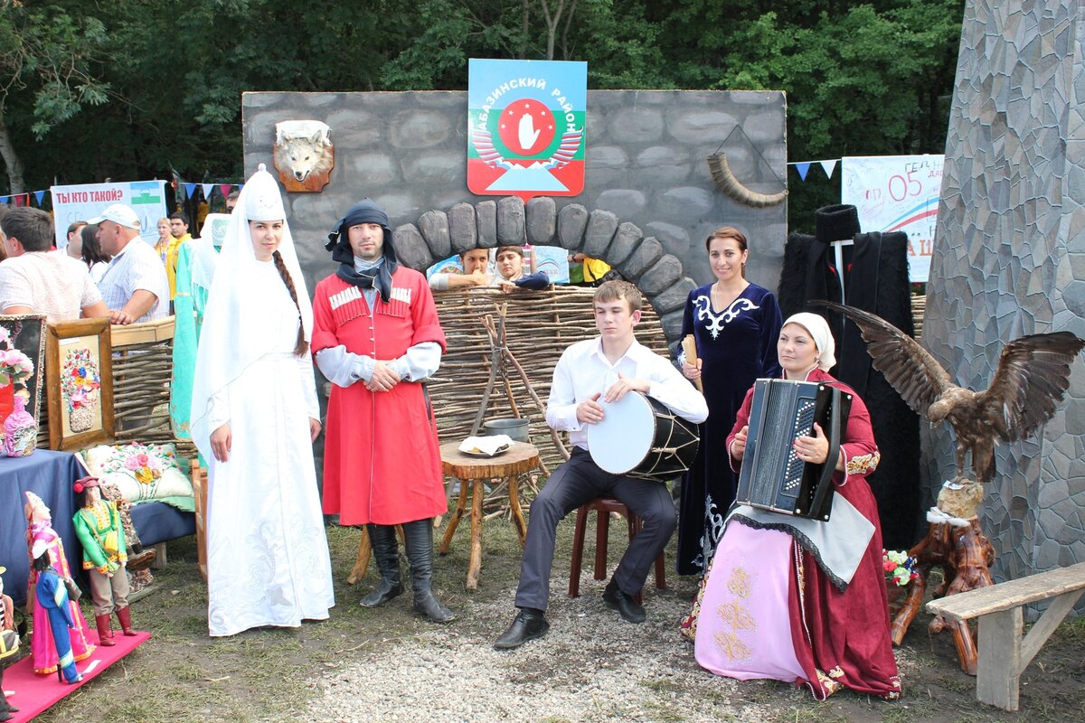 Абазины национальный костюм. Абазины черкесы. Кчр абазинский. Абазины карачаево-черкессия. Кчр абазинский.