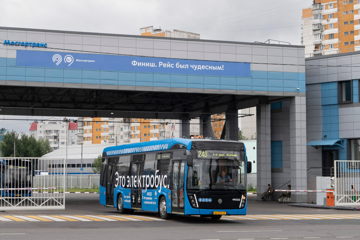 Электробус КАМАЗ-6282 на выезде из электробусного парка в Митино. Фотография автора канала.