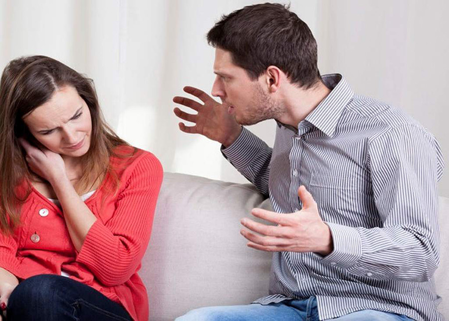 Конфликты в семье. Watching tv. Ссора мужчины и женщины. Мужчина и женщина эмоции. Ссора.