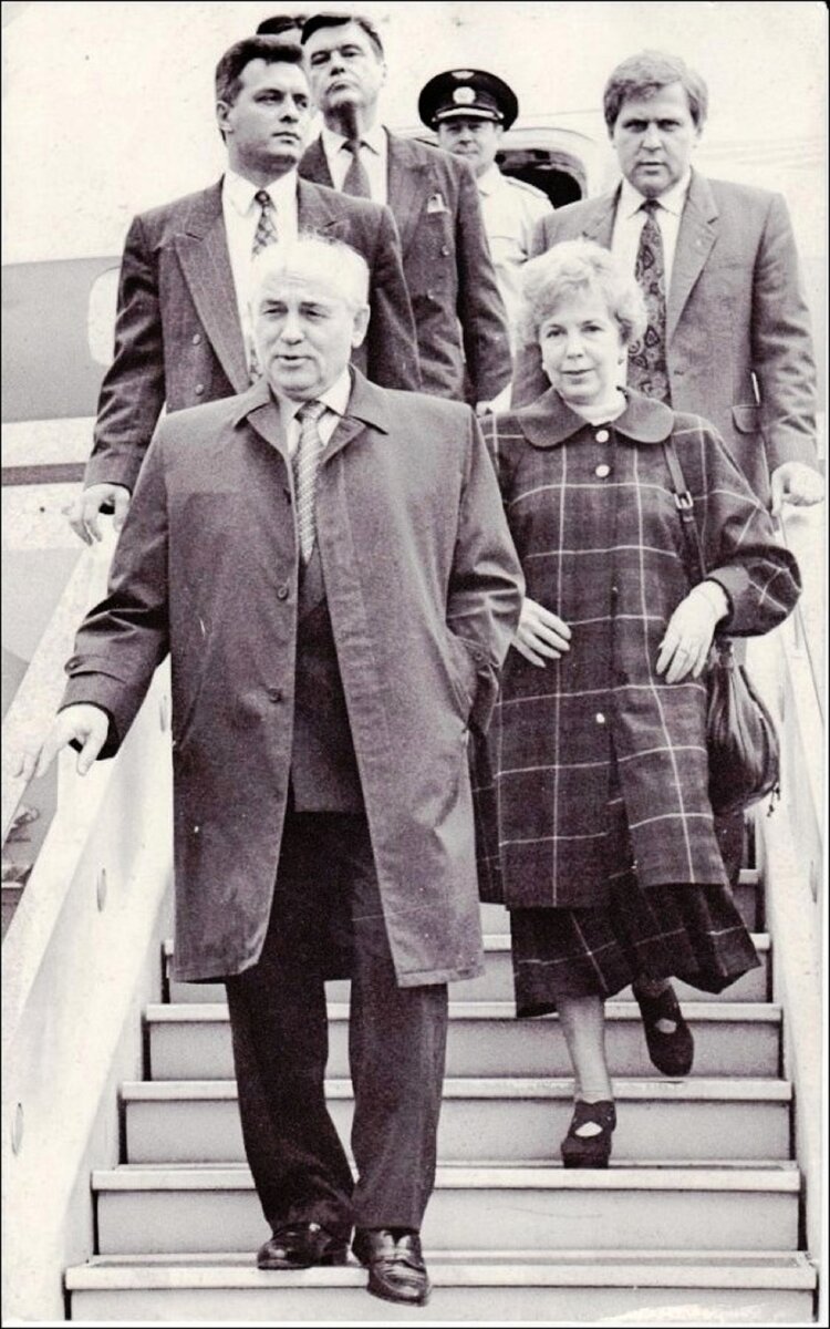 Михаил Горбачев и Раиса Горбачева спускаются по трапу самолета во время прилета в Уфу. Фото Владимира Особова. Источник фото: https://foto-karavan.livejournal.com/?skip=170