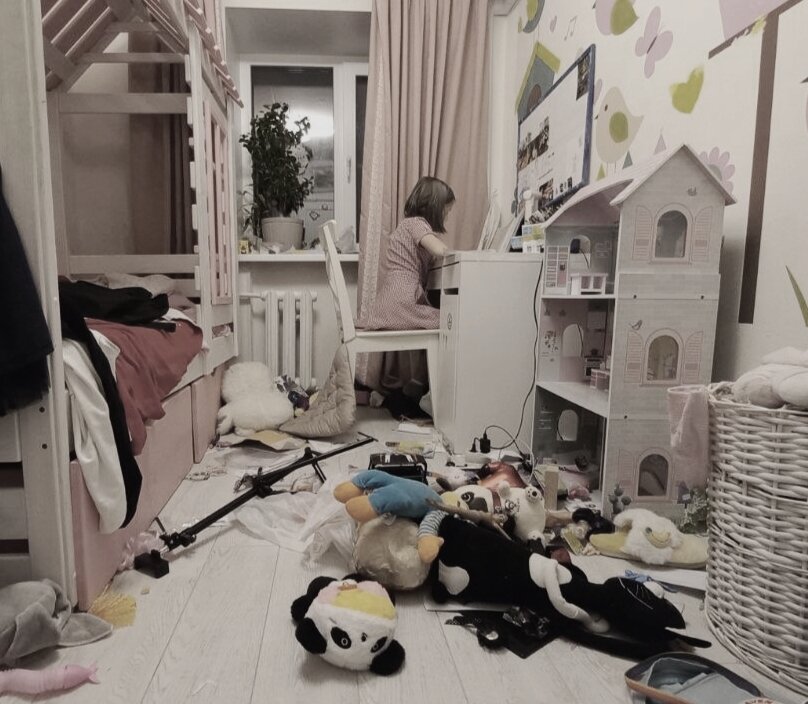 - доча, что это за куча барахла посреди твоей комнаты? - мам, это не куча! .. это архитектура.