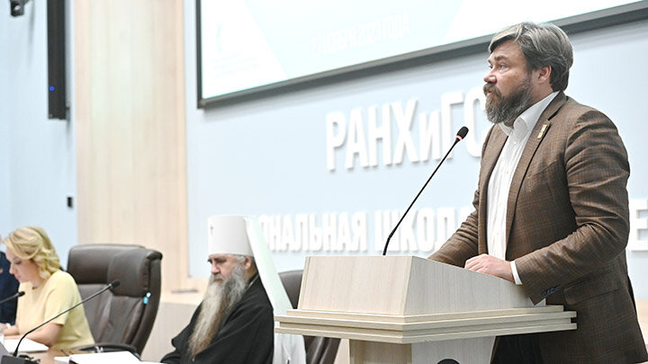 УЧРЕДИТЕЛЬ ЦАРЬГРАДА КОНСТАНТИН МАЛОФЕЕВ, ОБРАЩАЯСЬ К СТУДЕНТАМ, ПОДЧЕРКНУЛ, ЧТО ИМЕННО ОНИ ЯВЛЯЮТСЯ БУДУЩИМ РУССКОГО МИРА. ФОТО: ЦАРЬГРАД
