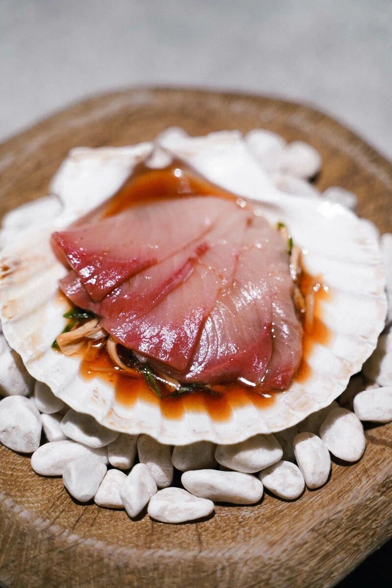    Новости ресторанов: черные тальятелле, голубцы с икорным соусом и блестящие торты (фото 1)