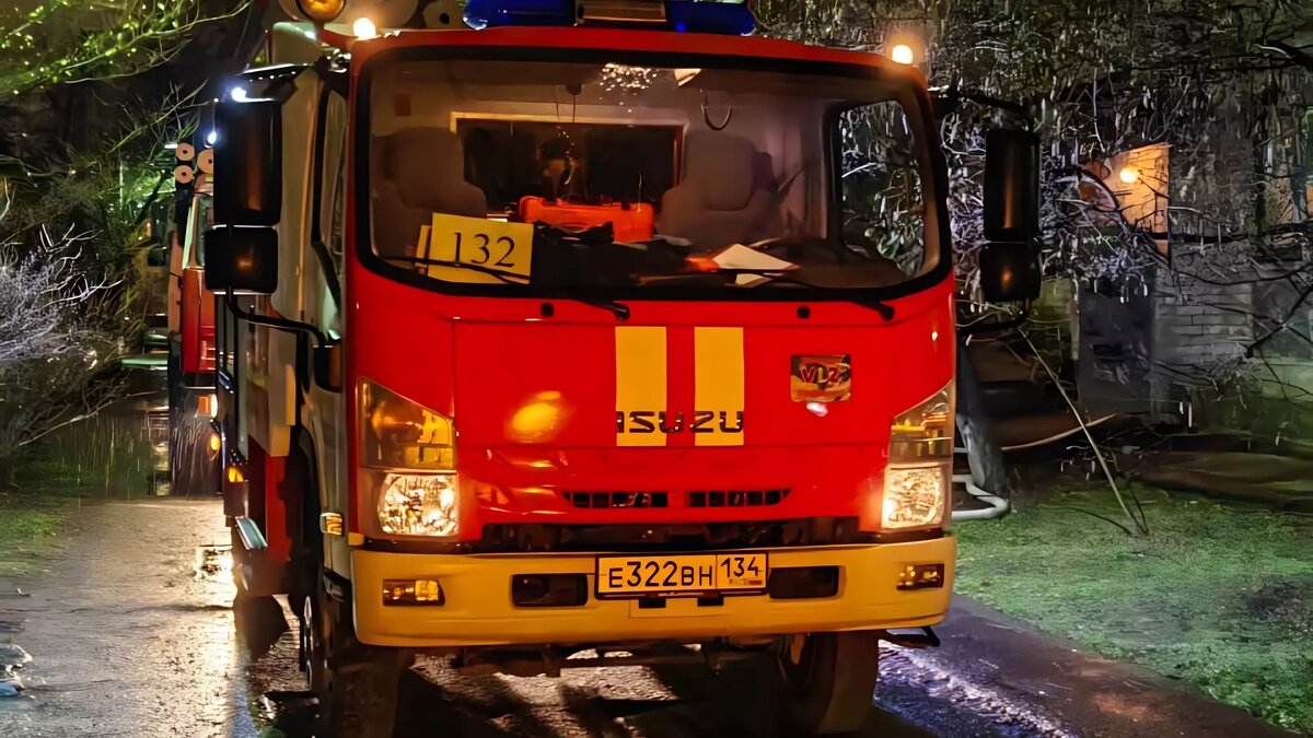     Огонь охватил две квартиры в пятиэтажном доме 16 микрорайона города-спутника Волгограда. Очевидцы перед этим слышали «хлопок». В МЧС отвергают версию взрыва бытового газа, передают «НовостиВолгограда.ру».