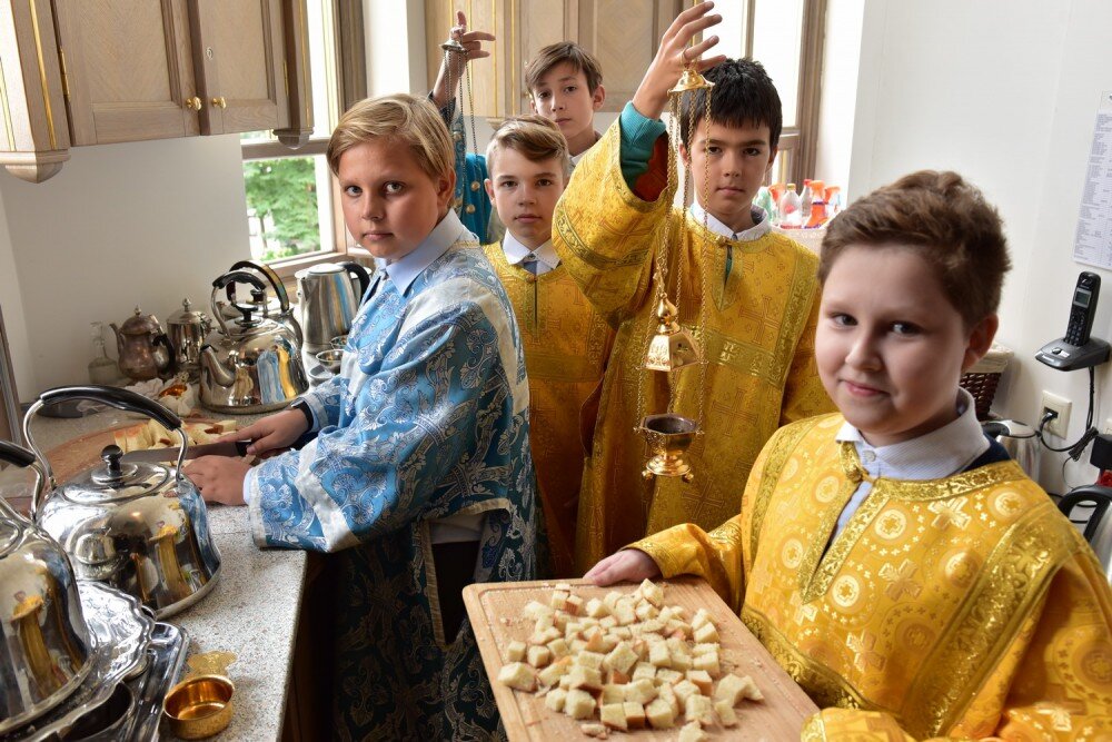 Баня после причастия. Пономарь алтарник. Алтарник Сретенского монастыря. Щербак алтарник Сретенского монастыря. Сретенский монастырь алтарник ванечка.