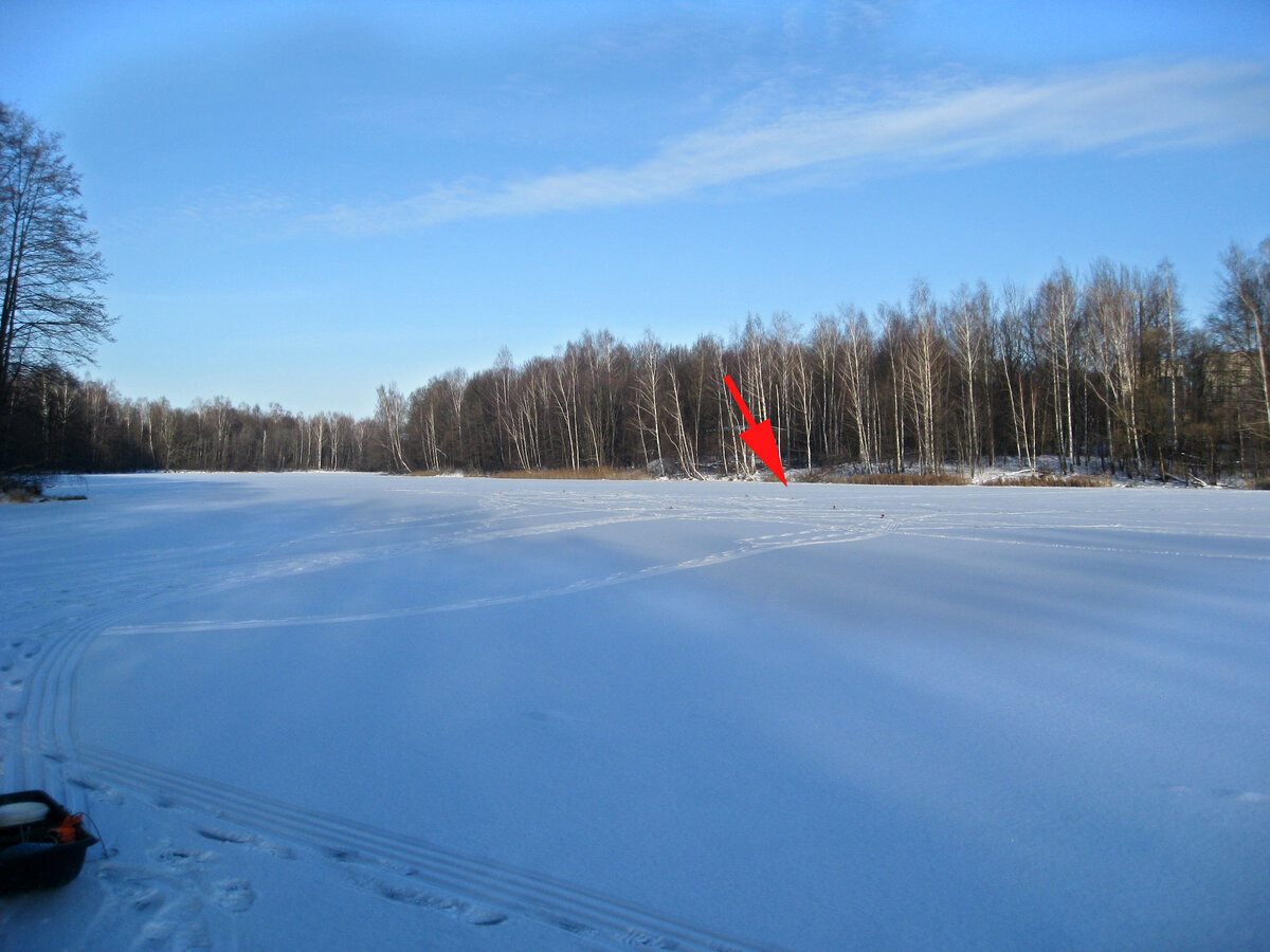 Стрелкой показана уловистая лунка