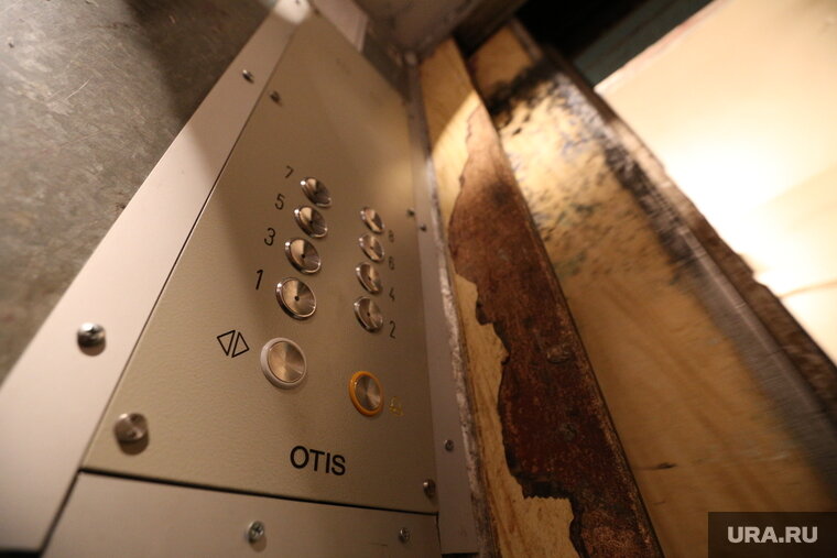    Во время починки лифта началось задымление и рабочий не мог выбраться из дома