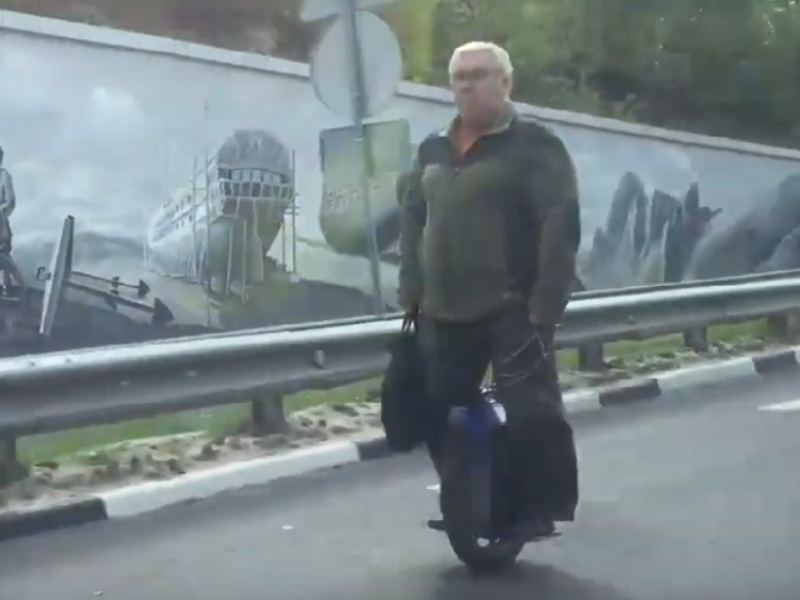 Парень на моноколесе