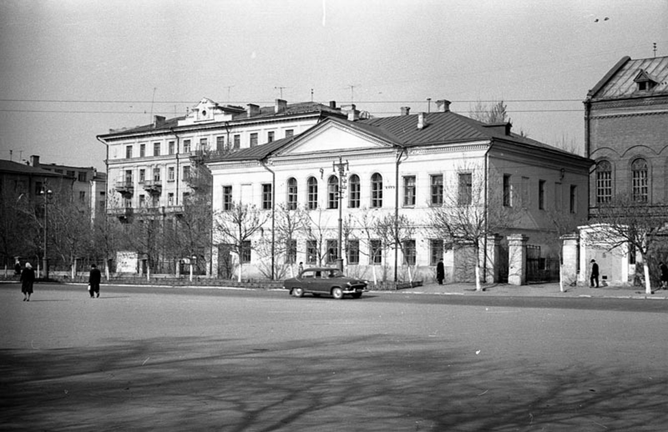 Здание Конторы  было построено по проекту архитектора Х.И. Лоссе в 1803г., дошло до наших дней, но было снесено в 1979г. На его месте построено общежитие консерватории. 
 С 1833 года Саратовская контора опекунства иностранных стала называться Саратовской конторой иностранных поселенцев. 
