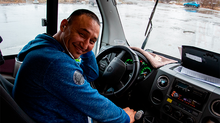 ГАСТАРБАЙТЕРЫ ПРИВОЗЯТ ЗА СОБОЙ СВОИ БОЛЬШИЕ СЕМЬИ, КОТОРЫЕ ПОЛУЧАЮТ УСЛУГИ ЗДРАВООХРАНЕНИЯ, ОБРАЗОВАНИЯ, ПЕНСИОННОГО ОБЕСПЕЧЕНИЯ – И ЗА ВСЁ ЭТО ПЛАТИТ ГОСБЮДЖЕТ, ТО ЕСТЬ МЫ САМИ. ФОТО: LIDERO/SHUTTERSTOCK