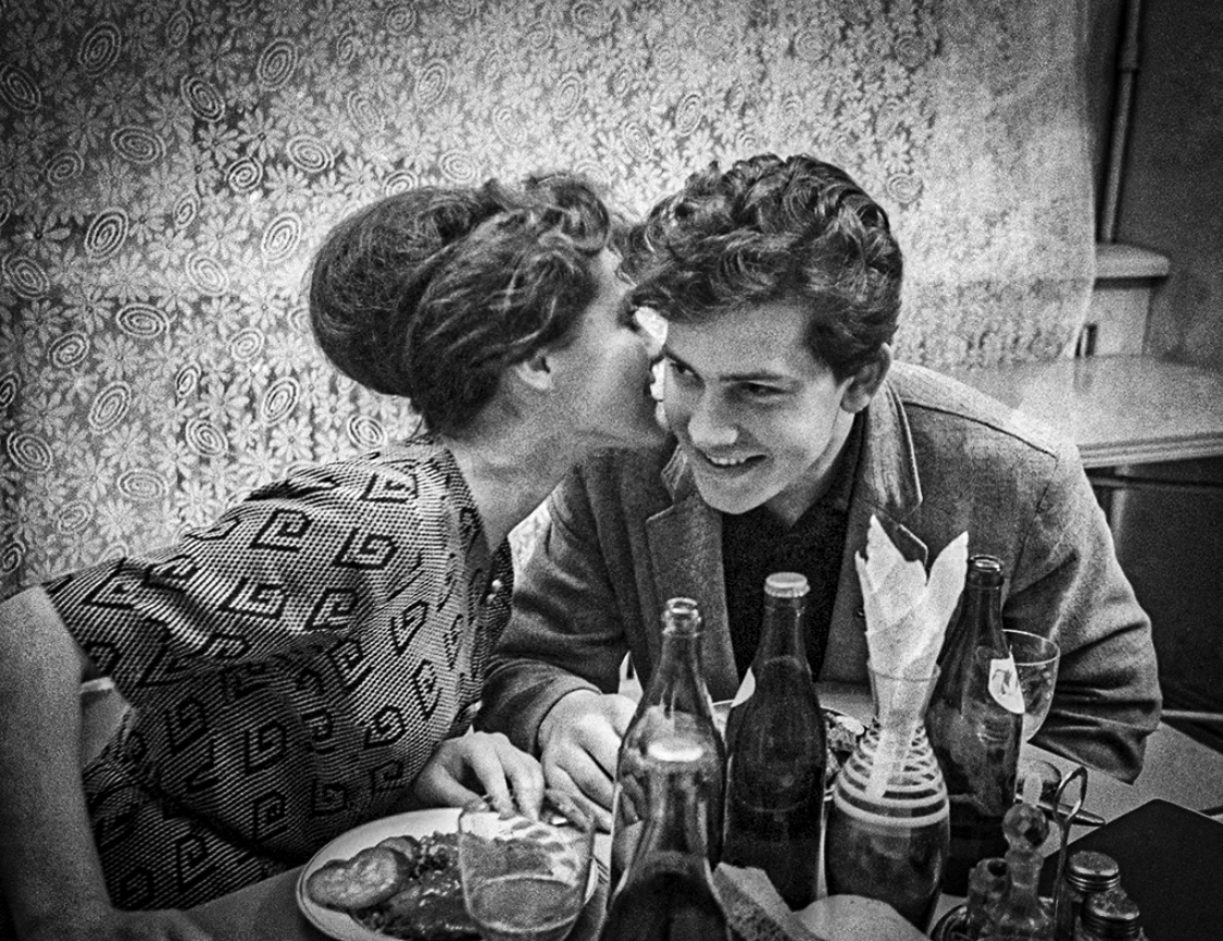 Ретро с русскими диалогами. Ретро с русскими диалогами. Ретро с русскими диалогами. Ретро с русскими диалогами. Двое в кафе.