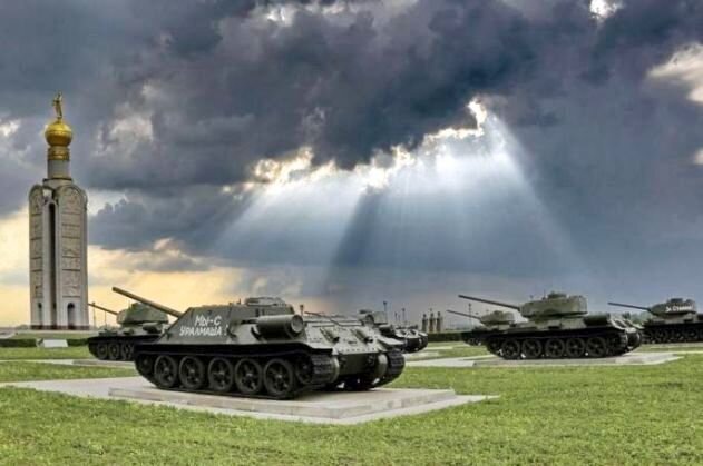 Монумент Победы (звонница) скульптора Вячеслава Клыкова на Прохоровском поле 