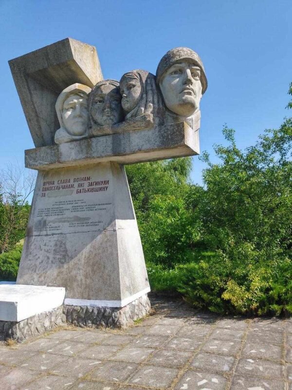     «Жители сел говорят, что пусть стоят. Кстати, на этих памятниках есть фамилии тех, кто погиб от ОУН и УПА. Фамилии оставили, только надпись  ««Погибли от рук украинских буржуазных националистов» замазали», - сообщил Коретчук.    
Фото: Соцсети