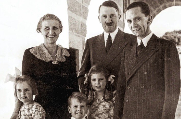 Процедура опознания трупов Геббельса и его детей [1] — военное фото