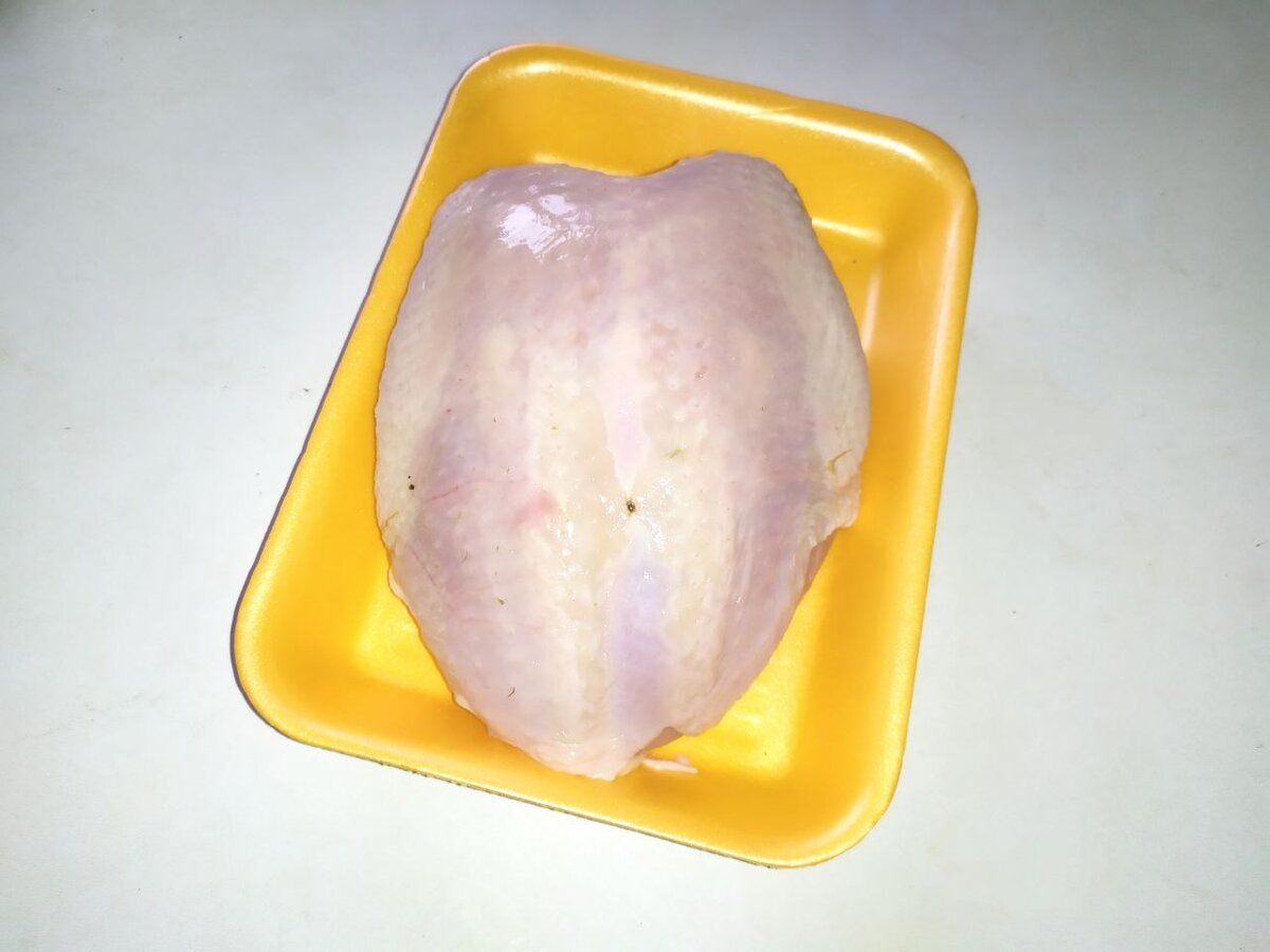 Куриная грудка полезная, но после жарки частенько получается сухой и невкусной