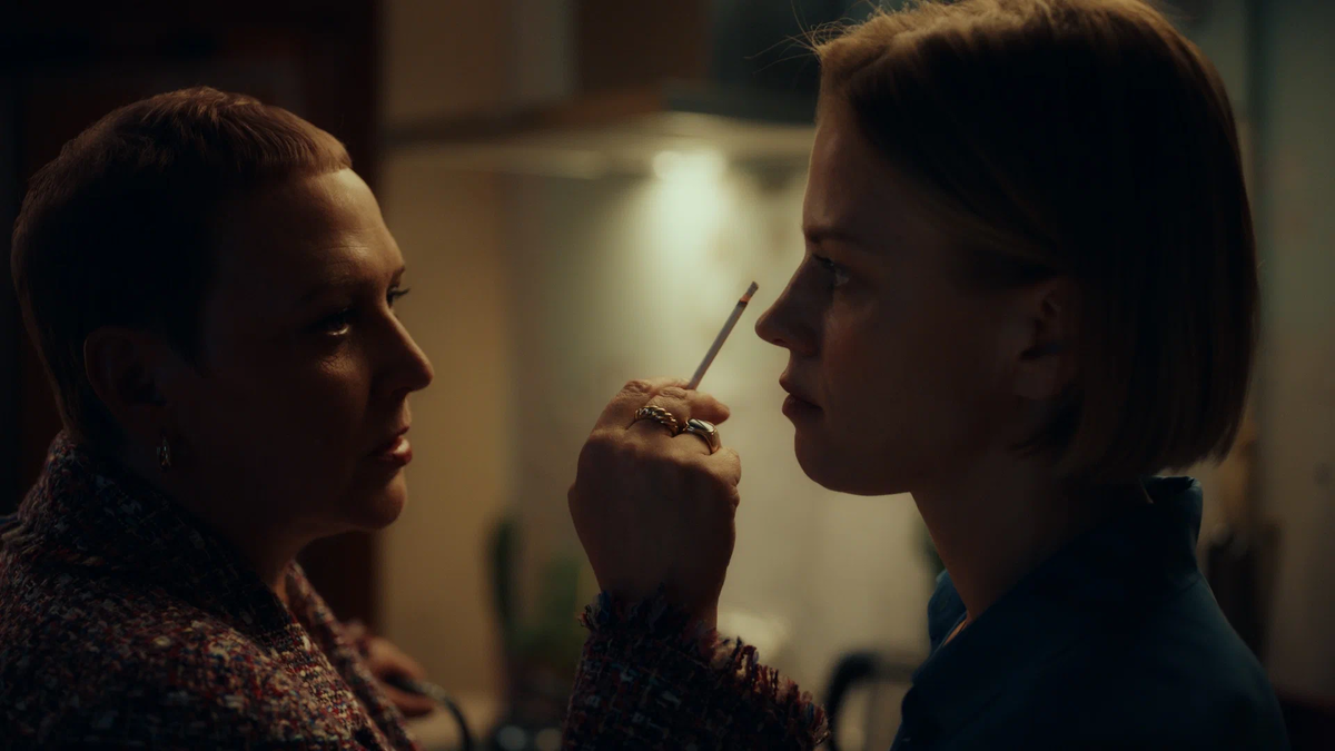 Рейтинг на уровне. Сигареты, хищные жизни, убедительная, но не излишняя ненормативная лексика — «Убить Риту» свой возрастной рейтинг 18+ более чем оправдывает. 