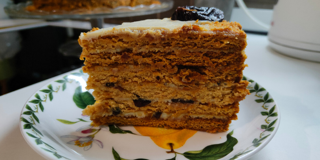 Медовик с черносливом 🎂