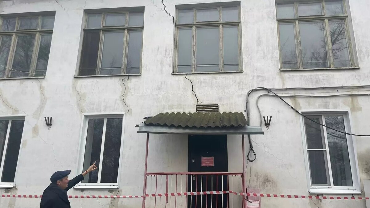     Напряженная ситуация возникла из-за разрушающегося здания детского сада в посёлке Волгодонской Калачевского района. Помещения стали аварийно опасными, из-за чего дошкольное учреждение пришлось закрыть, а альтернатива возить детей в соседний поселок родителей не устраивает.