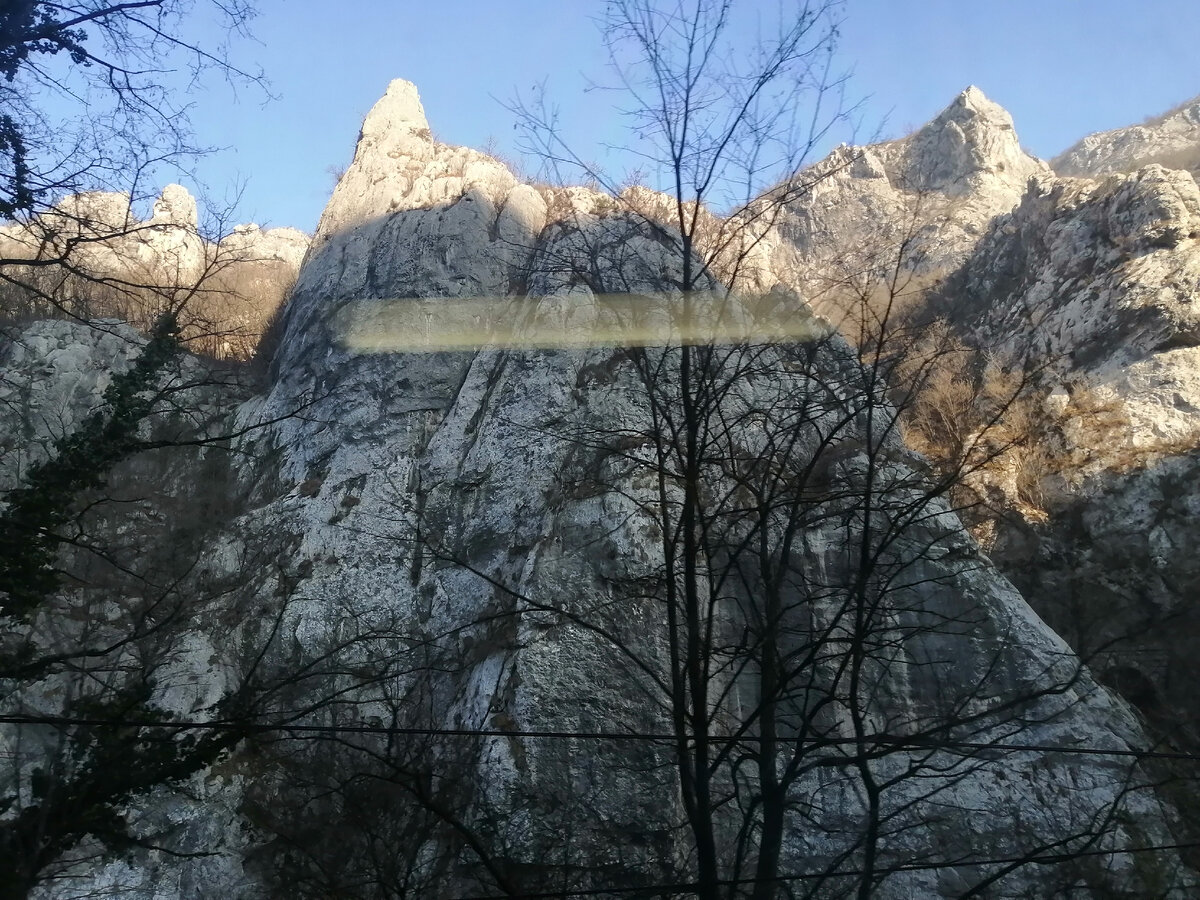 Вид из поезда на Сичевацкое ущелье, январь 2020 года. Фото автора.