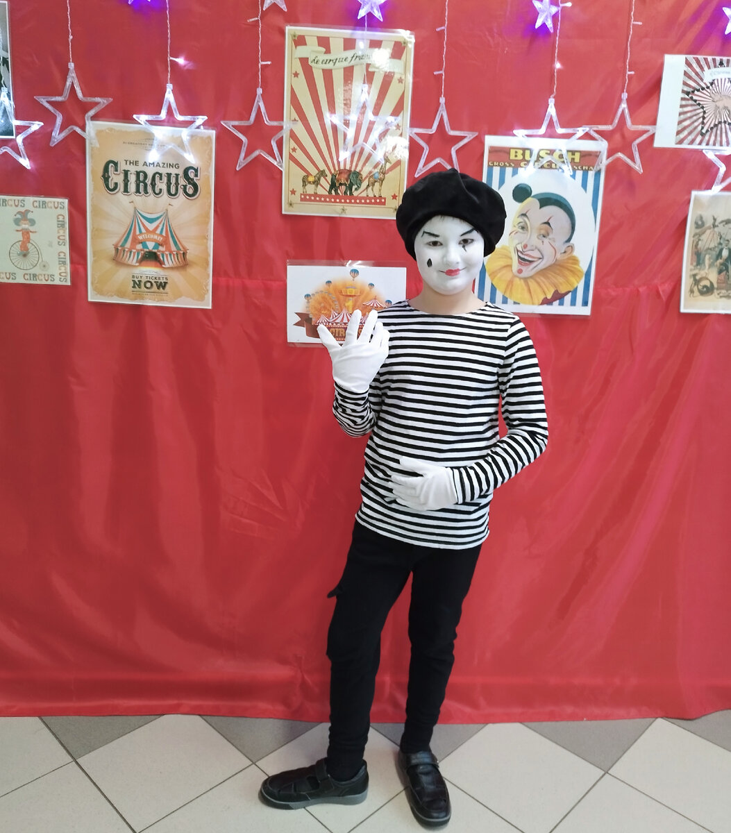 Артём в роли французского мима