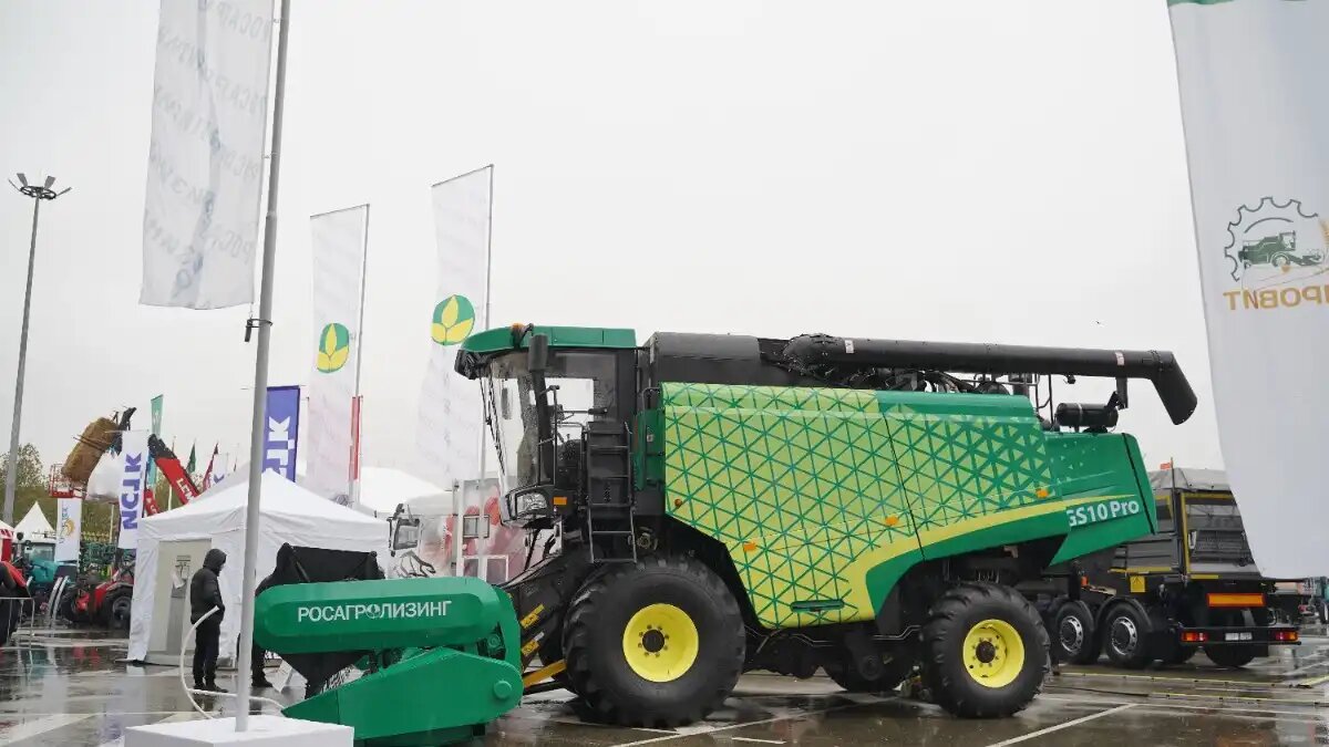 Фото: glavpahar.ru Демонстрационный показ комбайна Росагролизинг на ЮГАГРО 2023