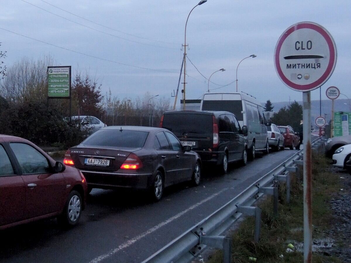   Украинские автомобилисты заблокировали проезд на Украино-словацкой границе © РИА Новости / Игорь Маслов