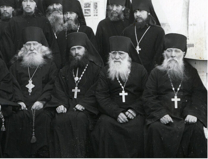 В верхнем ряду крайний справа - о. Пимен. Фото начала 1950-х годов ХХ века