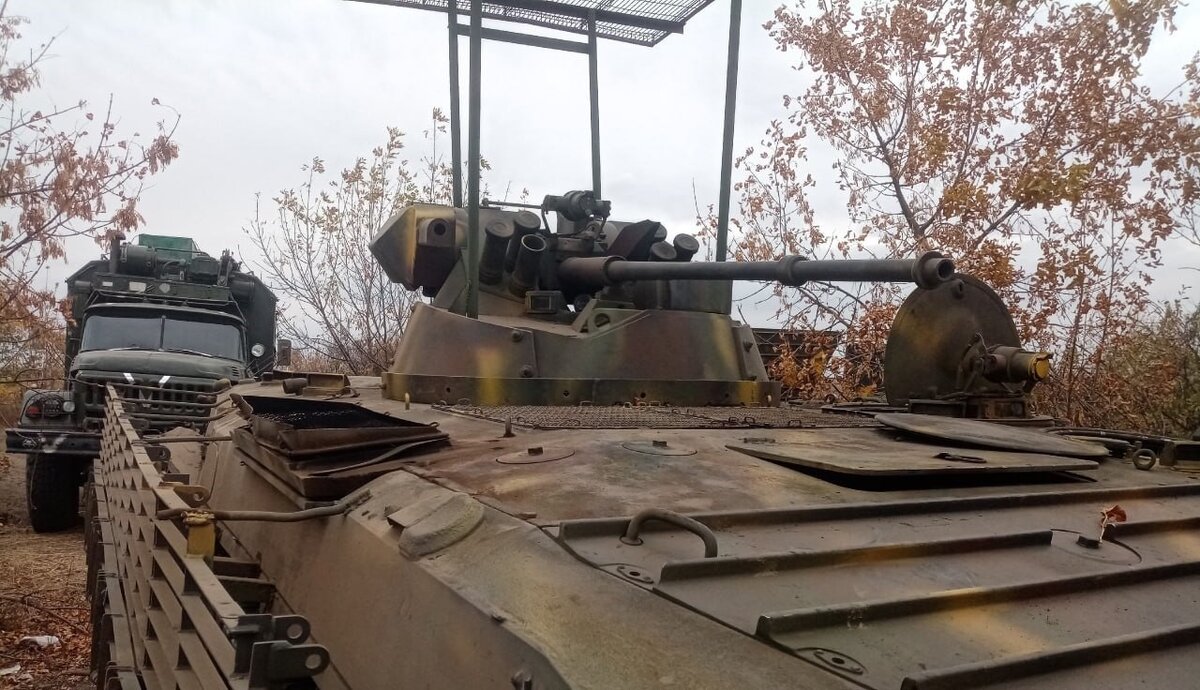 БМП-1АМ «Басурманин» с дистанционно управляемым боевым модулем от БТР-82А с установленными бортовыми решётками и антидроновым козырьком, источник – Телеграм- канал Уголок Ситха