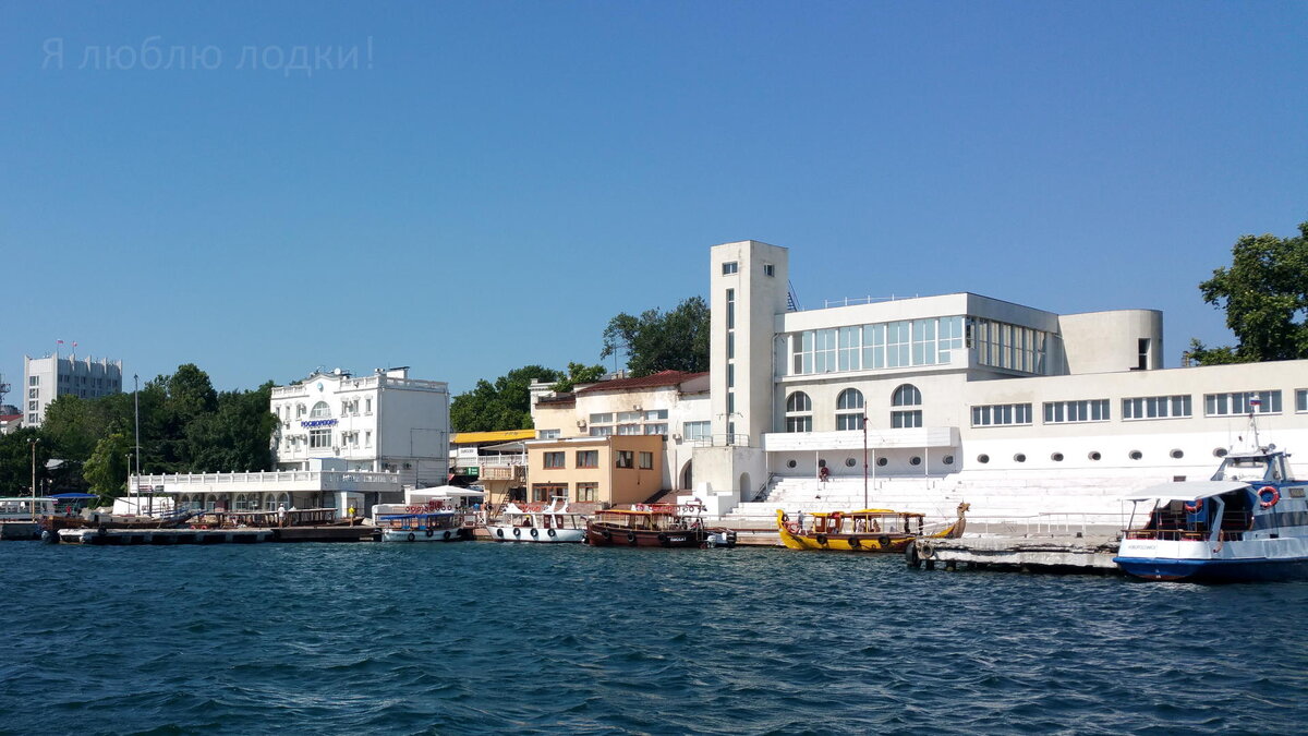 Здания Севастопольского морского порта на входе в Южную бухту