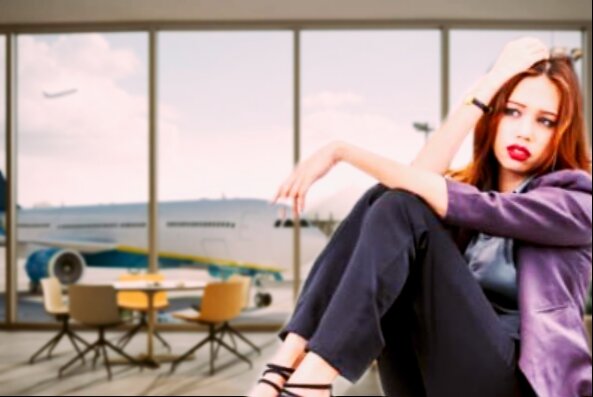 девушка грустит в аэропорту (иллюстрация к тексту)