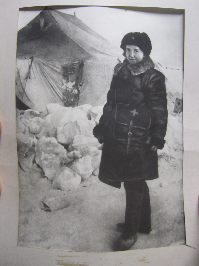 На изображении: врач "Дороги жизни" Ольга Николаевна Писаренко (Мельникова)Из воспоминаний военфельдшера "Дороги жизни" (9-й километр) Ольги Писаренко:

"Работы у медиков было много - порой по двести раненых в сутки. Ведь на льду негде спрятаться от бомб и снарядов. Всем было нелегко - и шоферам, и ремонтникам, и регулировщикам, и грузчикам, и строителям, и бойцам ПВО.

В нашу санитарную палатку приносили не только раненых. Часто приходилось спасать обмороженных и утопающих. Однажды в бомбовую воронку, занесённую снегом, провалилась машина. Солдат, сидевших в кузове, сразу вытащили из воды. В кабине же остались командир роты и шофёр. Машина со дна ещё некоторое время подсвечивала фарами. Командир не смог самостоятельно выбраться из кабины - его поясной ремень зацепился за тормозной рычаг. Шофёр сумел открыть дверцу, но заметив, что командир "на привязи", не оставил его в беде. Из последних сил, поддерживая и подталкивая друг друга, они выплыли в подсвете фар из проруби. Можно привести массу примеров, когда стойкость и выручка побеждали смерть."

