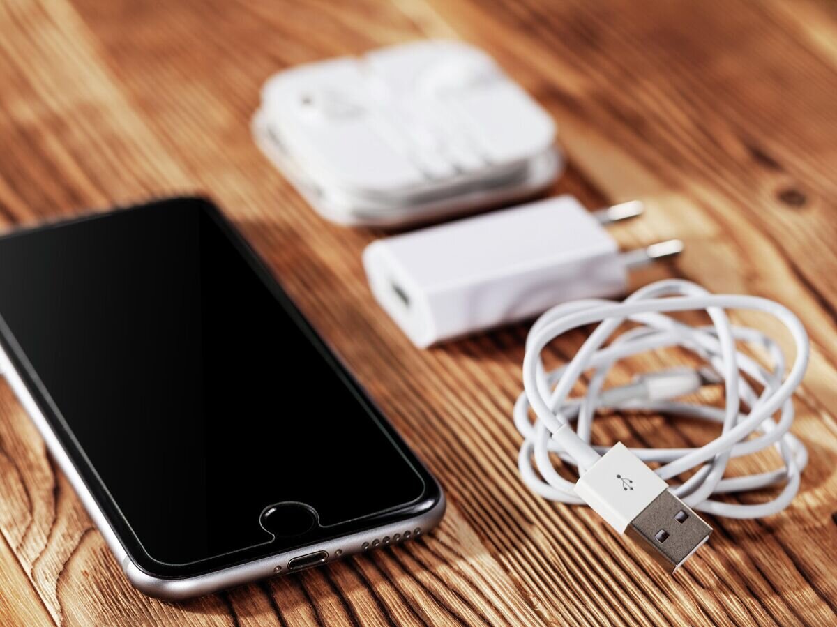    Смартфон с зарядным устройством© Depositphotos.com / Ivantsov