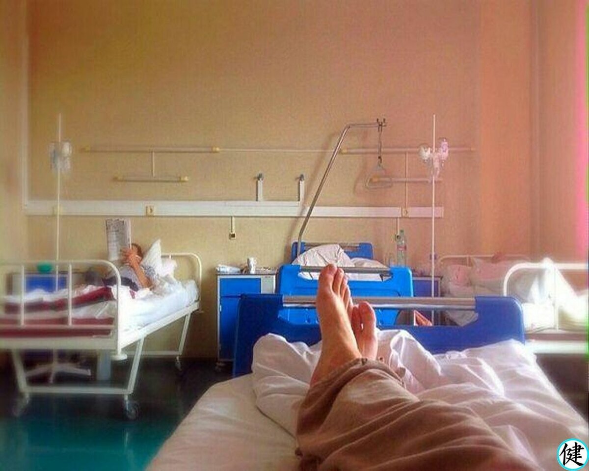 Палата в больнице ночью