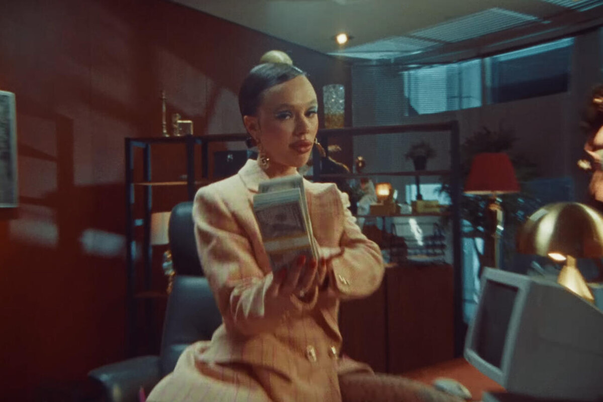    Инстасамка исполнила хит «За деньги да», который разлетелся на цитаты кадр из видео