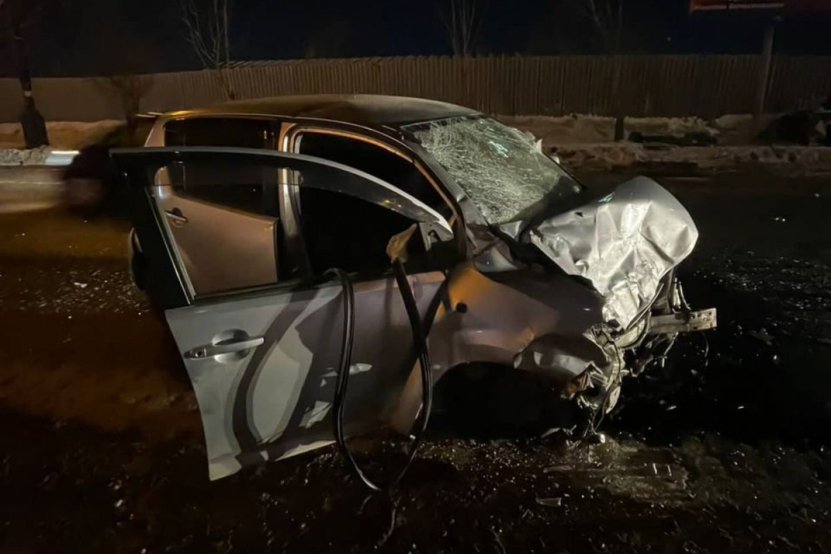    В центре Хабаровска BMW разорвало пополам в жёстком ДТП с Toyota